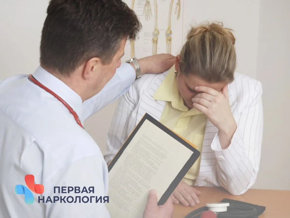 Врач поддерживает пациента
